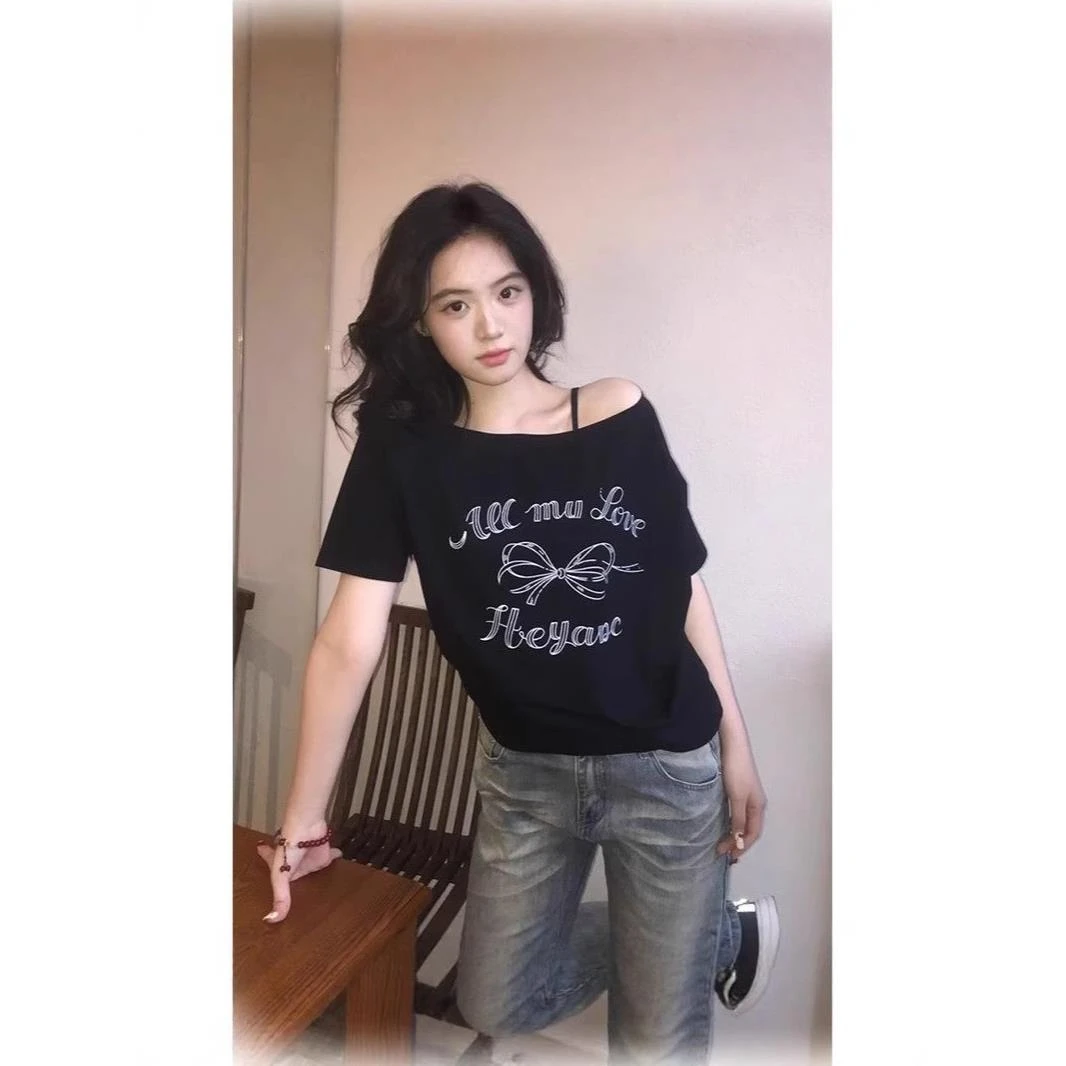 黑色斜肩短袖t恤女夏季蝴蝶结印花宽松休闲设计感露肩辣妹上衣