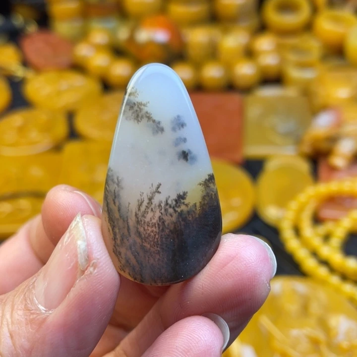 未镶嵌石英质玉（黄龙玉）颈饰