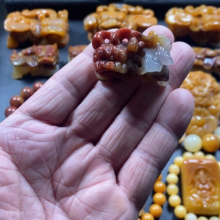 石英质玉（黄龙玉）未镶嵌颈饰