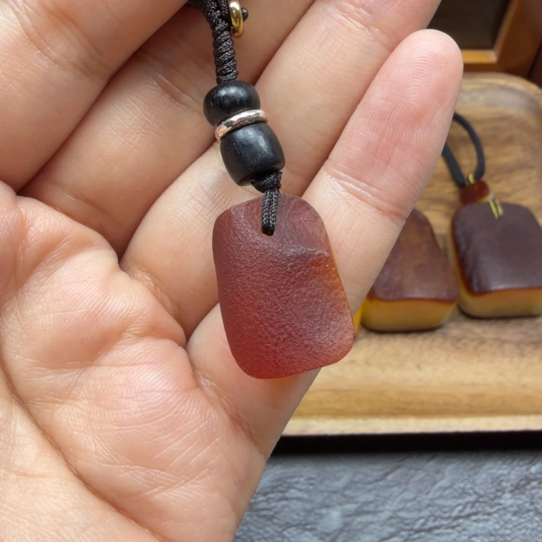 琥珀未镶嵌吊坠(赠链)