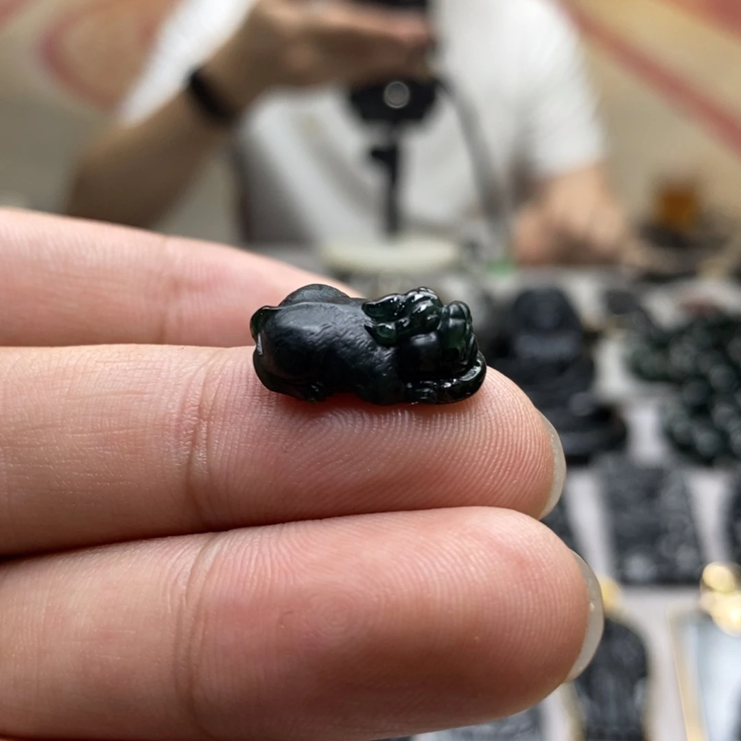 翡翠未镶嵌颈饰貔貅