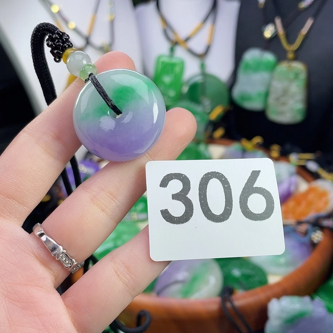 翡翠未镶嵌吊坠(赠链)