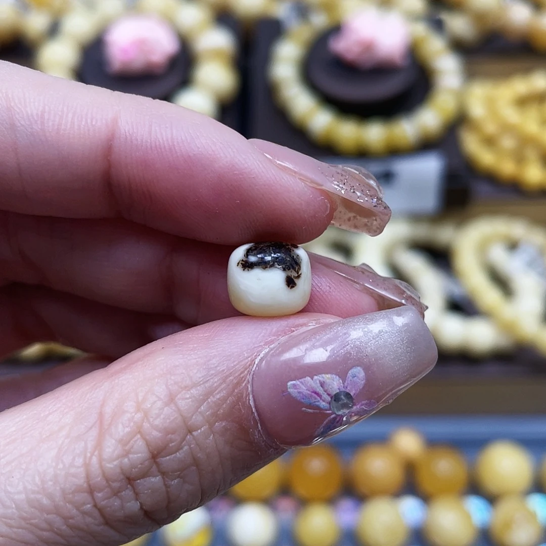 琥珀珠宝奇石未镶嵌9.3×8.1mm瑕疵