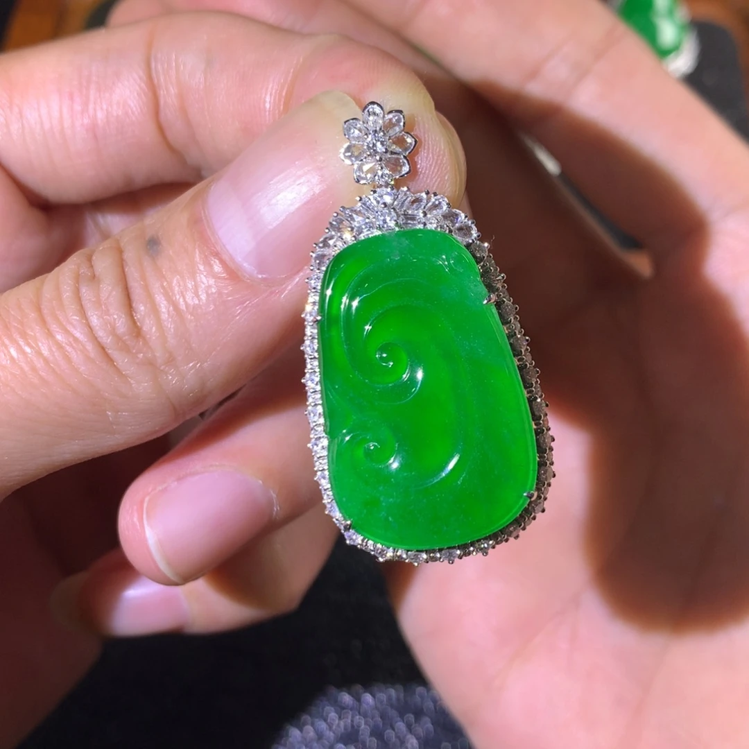 翡翠18K金镶嵌颈饰翡翠