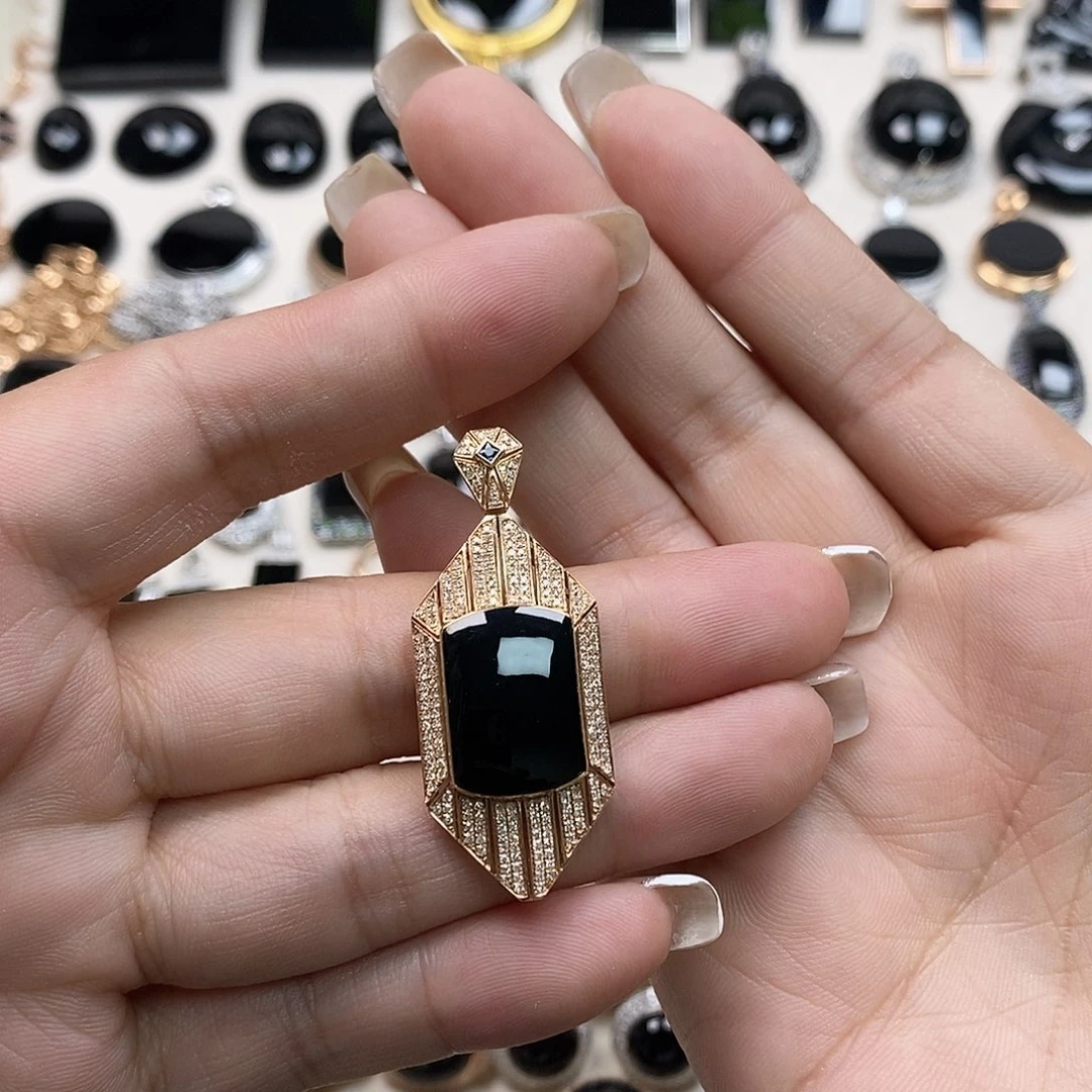 颈饰18K金镶嵌翡翠