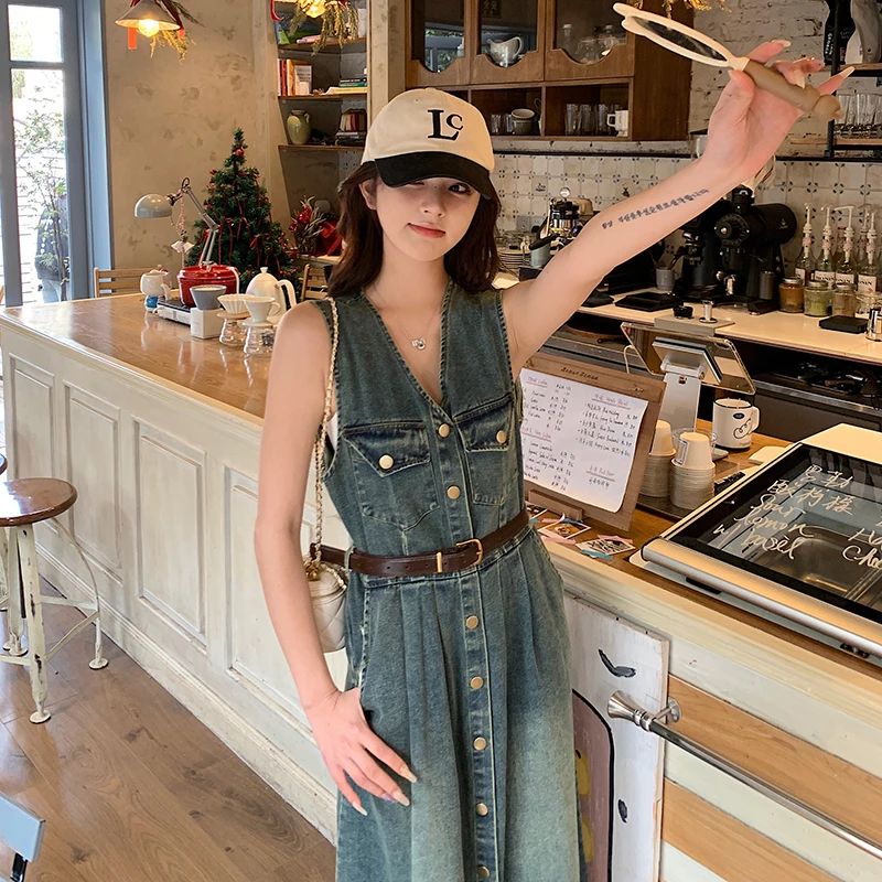 薄款牛仔背心连衣裙女2025夏季新款V领设计感复古气质收腰长裙子