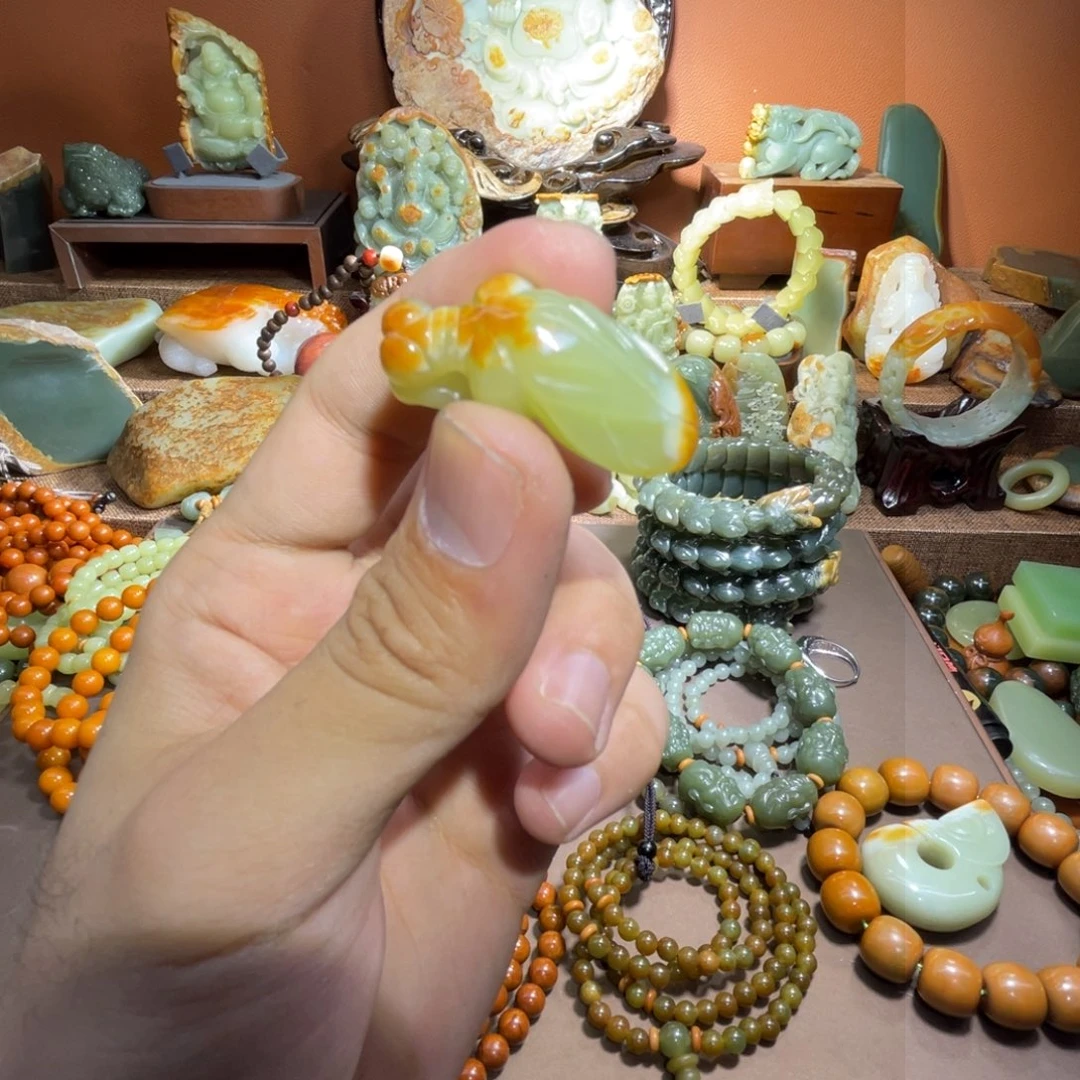 透闪石质玉螳螂未镶嵌华*