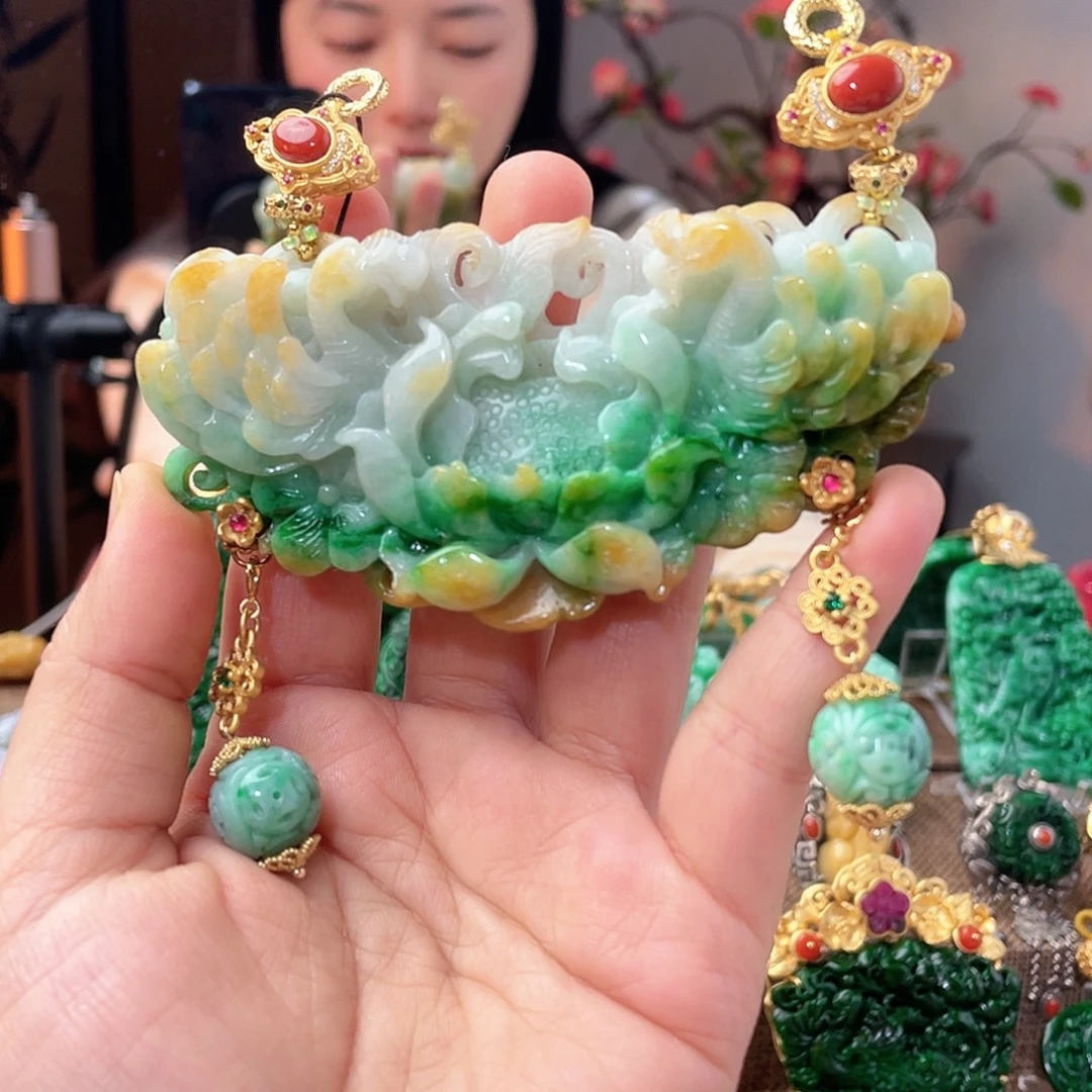 翡翠未镶嵌吊坠(赠链)