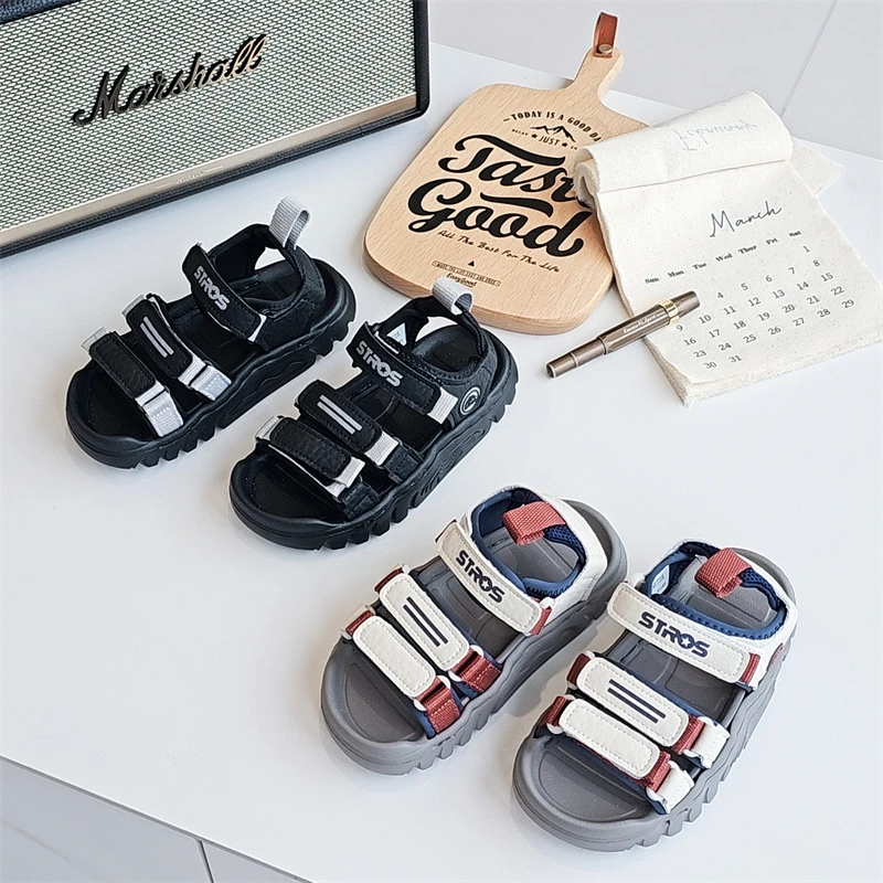 507722童鞋2025夏款男女童休闲韩版字母魔术贴平底露趾凉鞋沙滩鞋