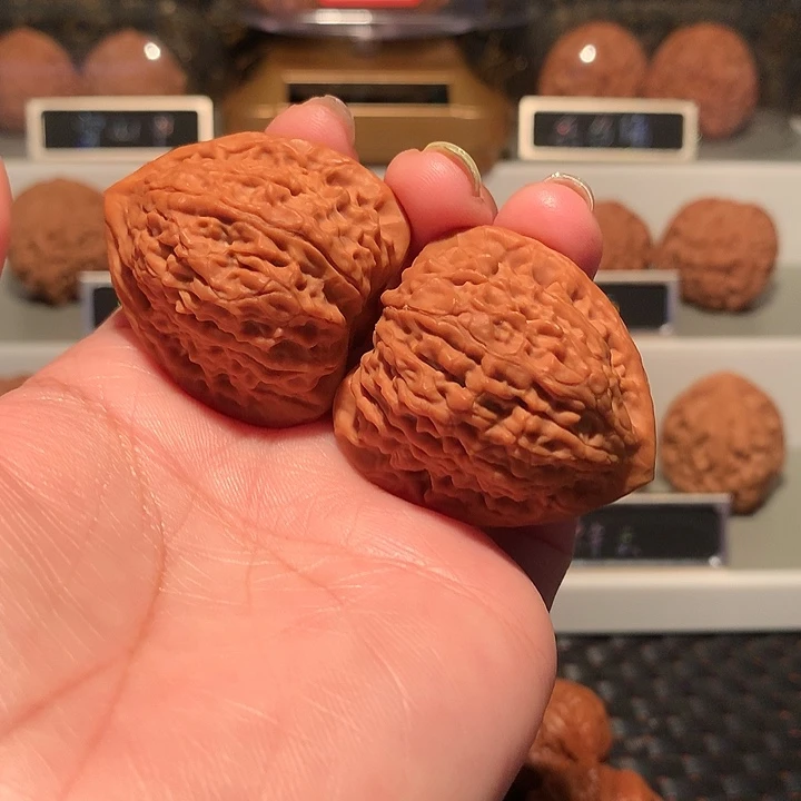 君***逑文玩核桃把件一抹红