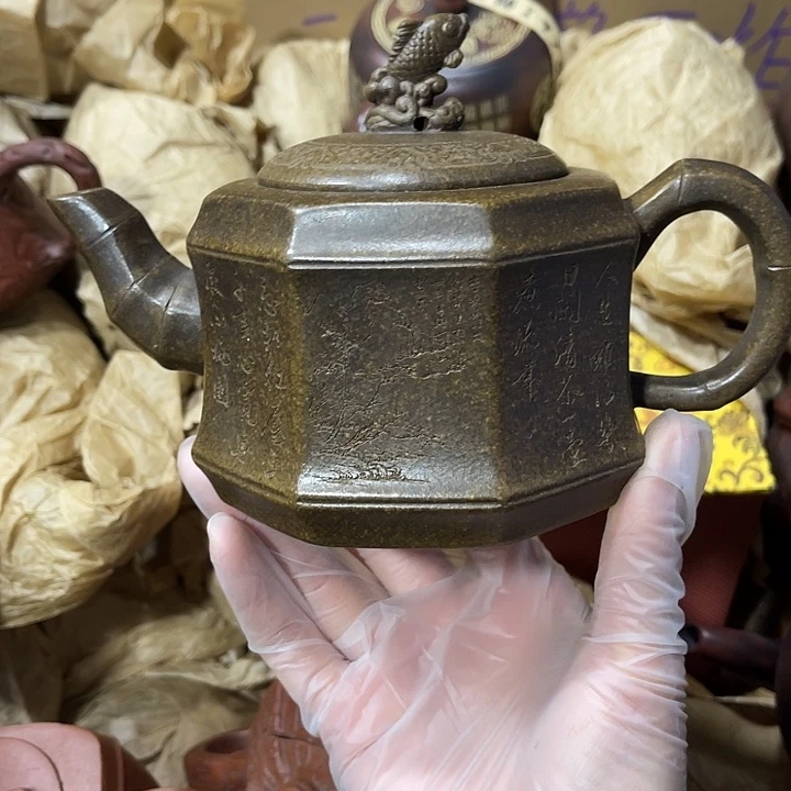 茶壶紫砂原矿泥料，手工制作的一把紫砂壶。