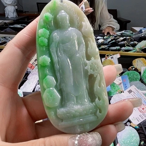 翡翠未镶嵌颈饰一个