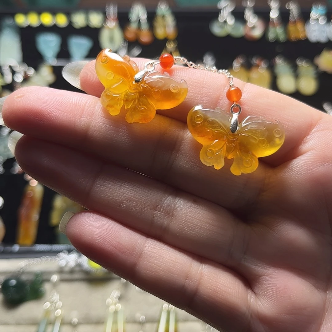 荣***》蛇纹石玉未镶嵌耳饰