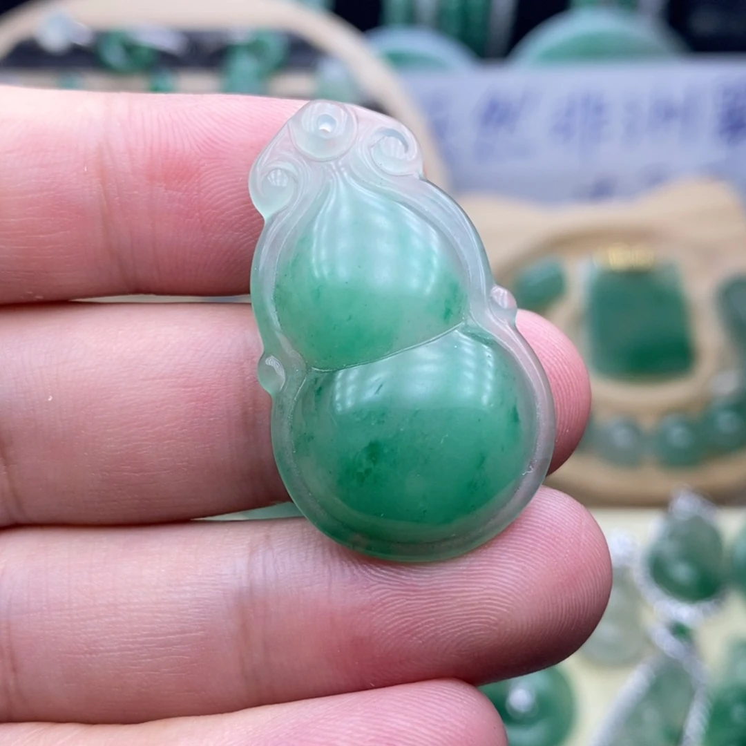 未镶嵌石英质玉（非洲翠）车挂