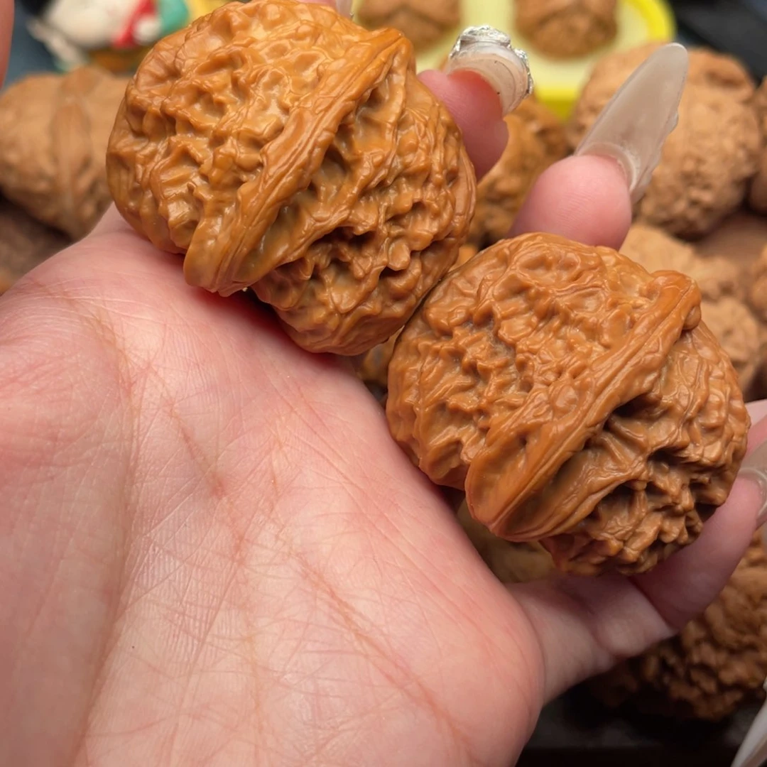 文玩核桃吊坠原桩球白43，卡姿兰底