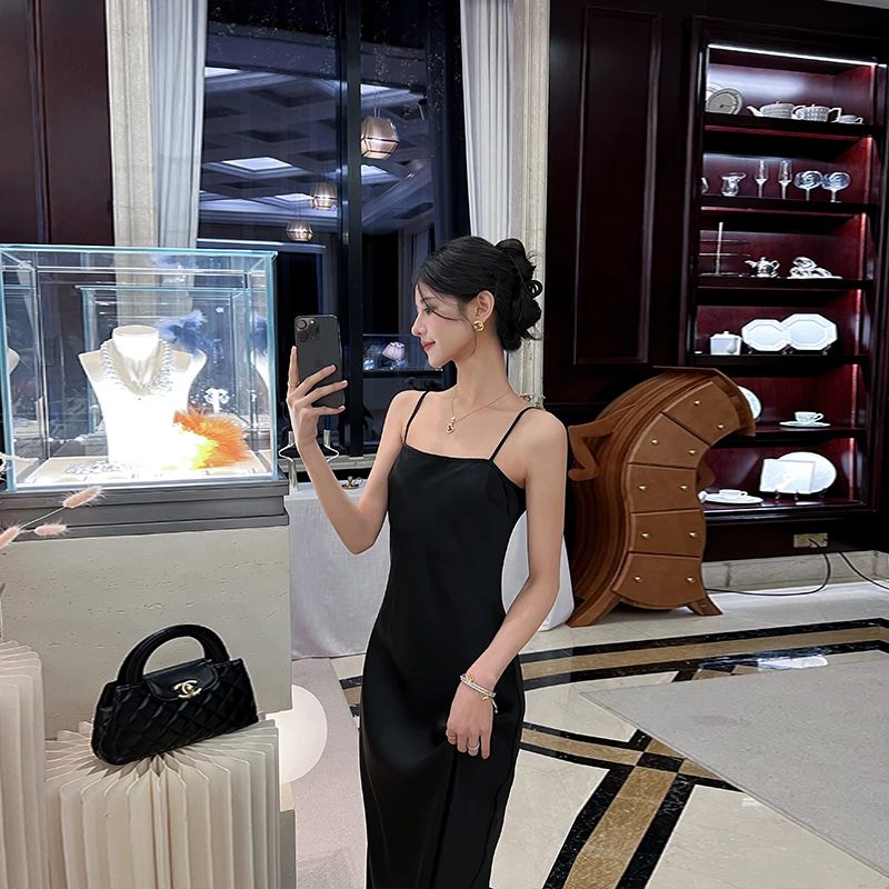 醋酸缎面吊带连衣裙女夏2025新款高级设计感小众流行外穿过膝长裙