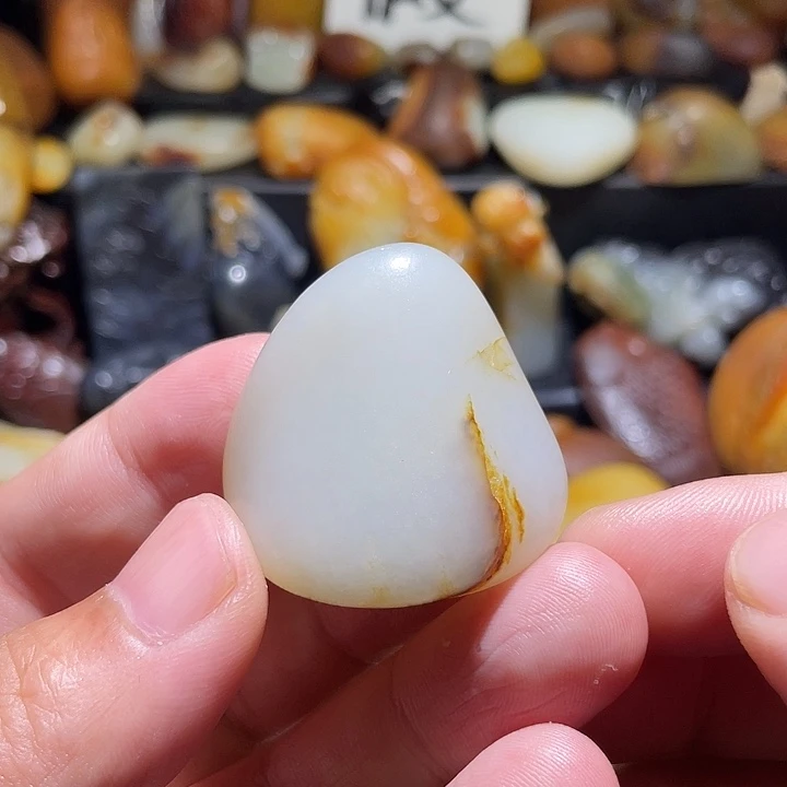 颈饰未镶嵌和田玉（糖玉）