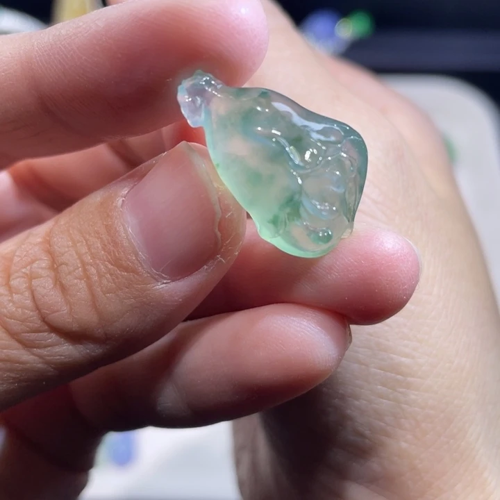 翡翠未镶嵌颈饰玉兰花