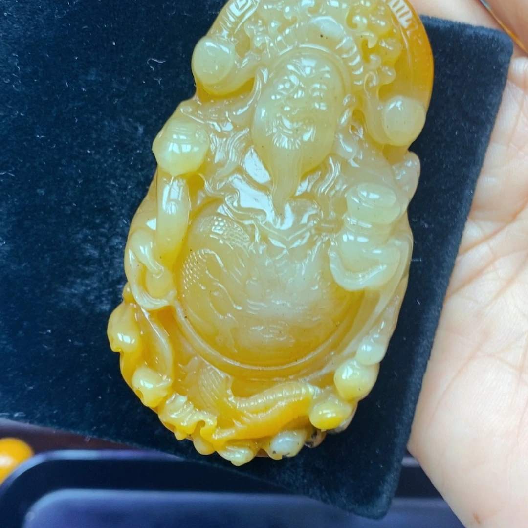未镶嵌石英质玉（黄龙玉）颈饰
