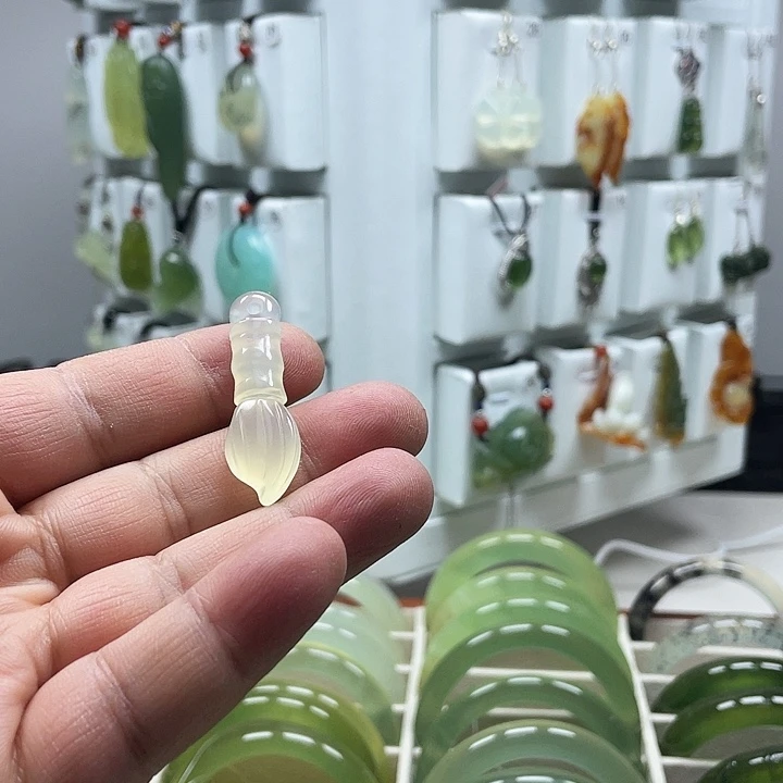 蛇纹石玉颈饰未镶嵌