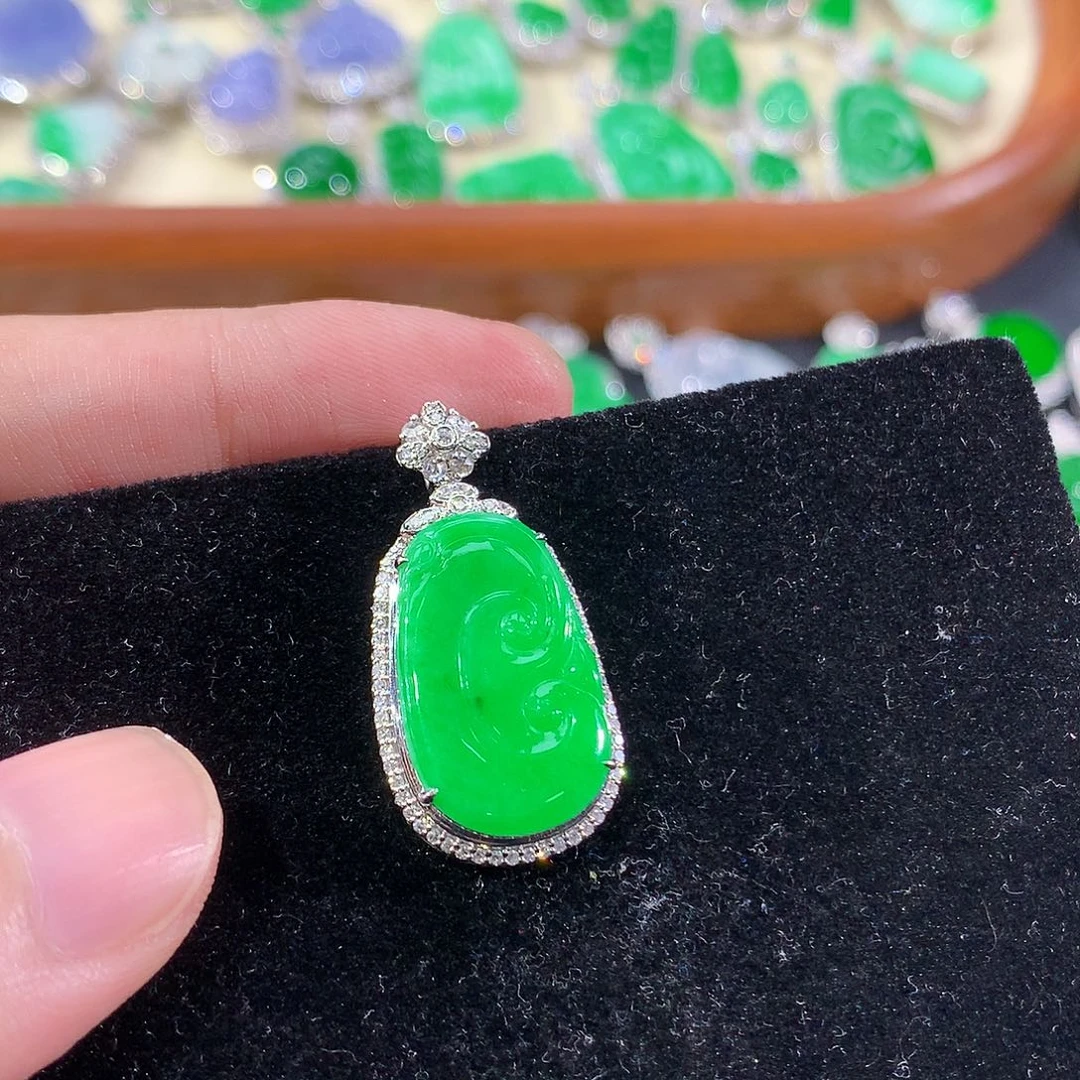 翡翠18K金镶嵌颈饰