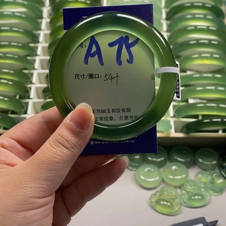 柒***未镶嵌蛇纹石玉手镯