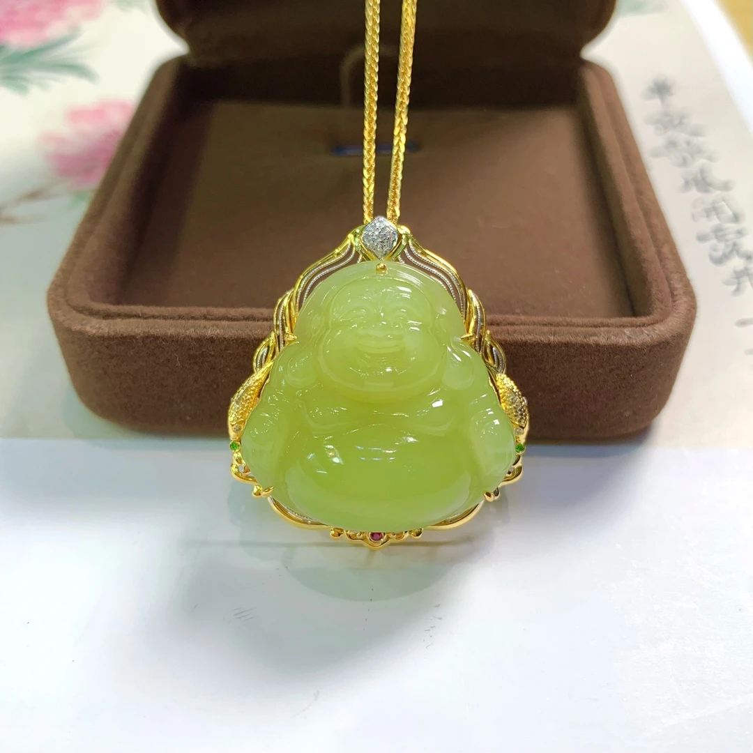 18 k金镶嵌和田玉新疆黄口料佛公造型女款挂件精美典雅