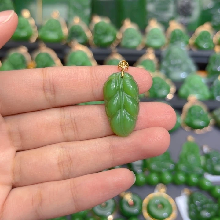 颈饰18K金镶嵌和田玉（碧玉）