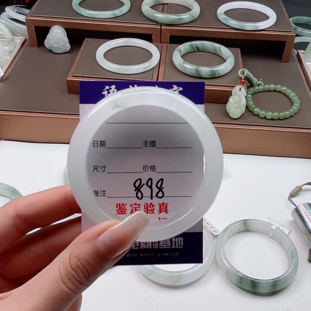 石英质玉手镯未镶嵌缺****?