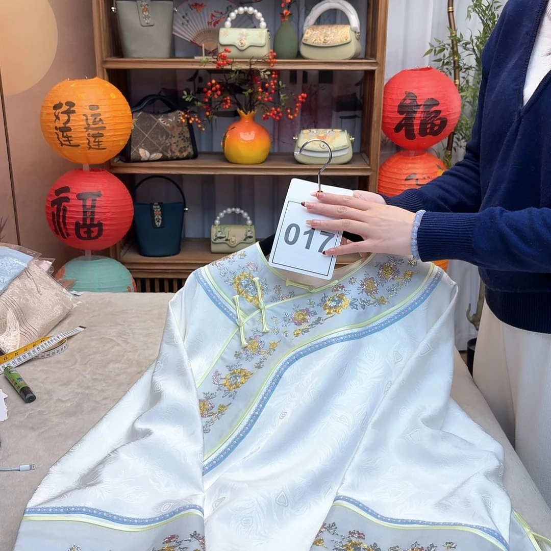 刺绣斜襟太太服110胸围