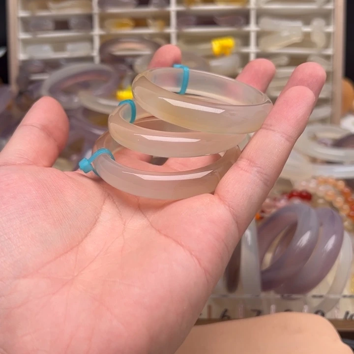 曲***∪玛瑙/玉髓未镶嵌手镯52-53贵妃镯出单号运费10不退