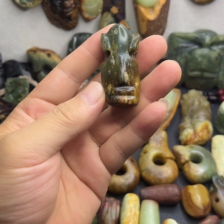 颈饰未镶嵌岫岩河磨玉（透闪石质玉）