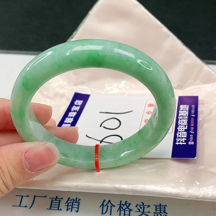 未镶嵌手镯翡翠向****?翡翠