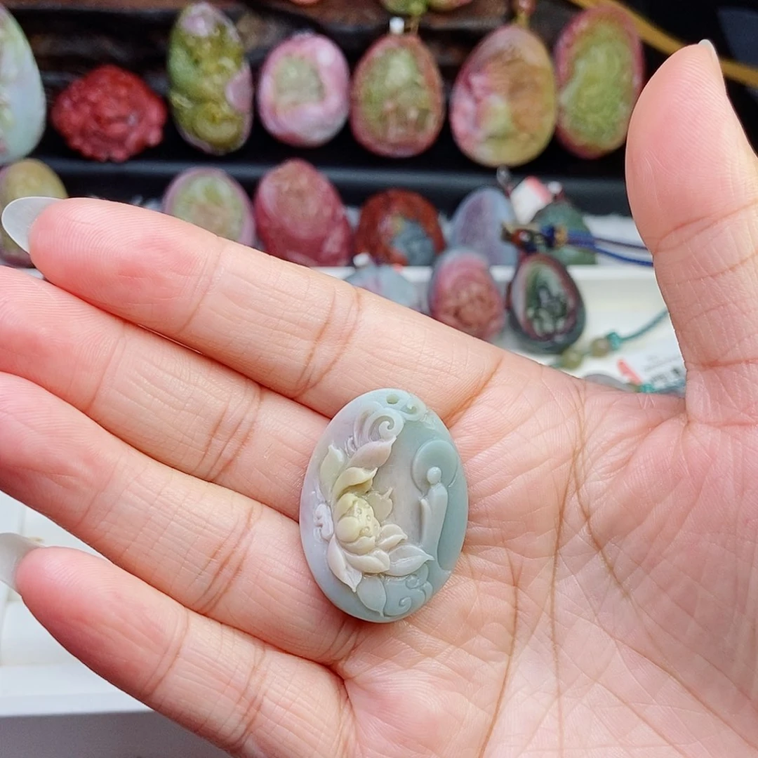颈饰未镶嵌石英质玉（盐源）