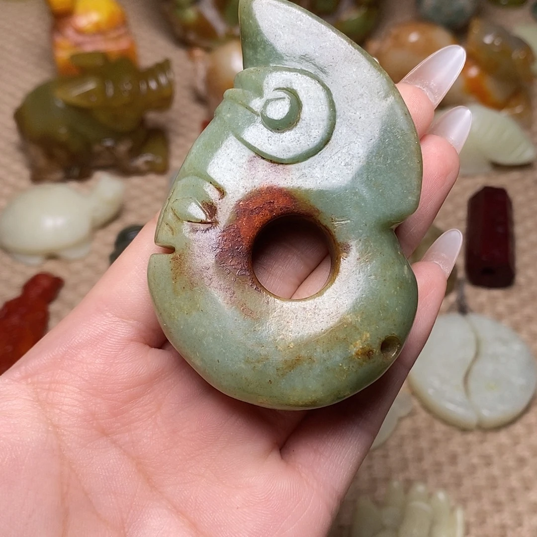 蛇纹石玉未镶嵌颈饰