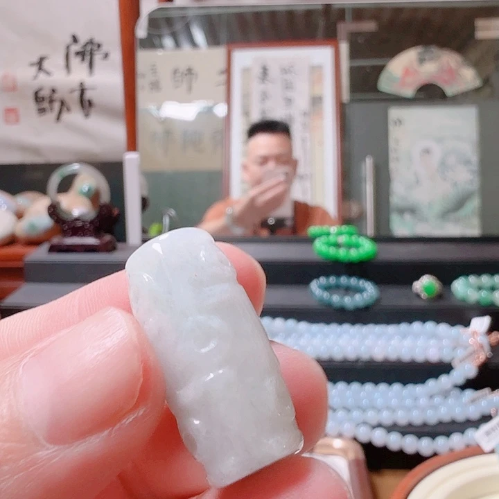半***盒翡翠未镶嵌颈饰一