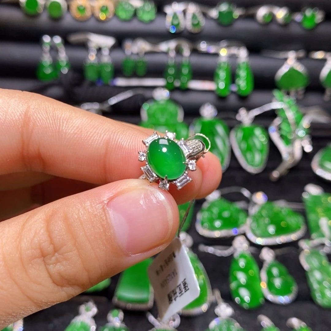 18K金镶嵌戒指翡翠天然翡翠