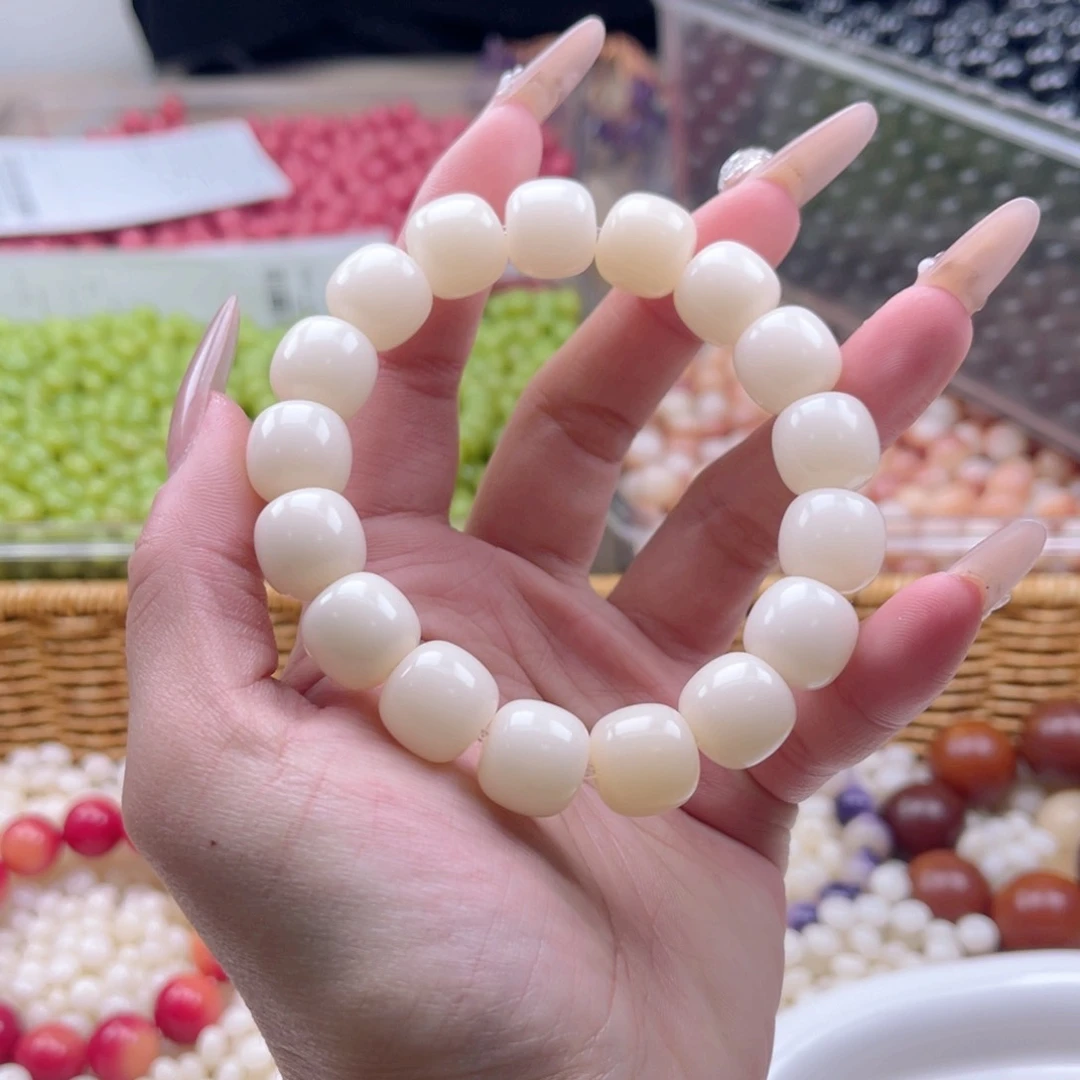 白玉菩提吊坠c13.75mm50+10颗。白玉