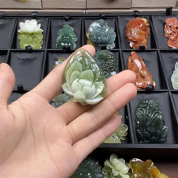 蛇纹石玉未镶嵌颈饰枫**花
