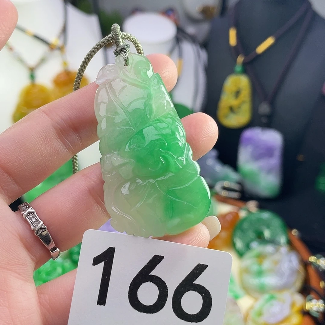 翡翠未镶嵌吊坠(赠链)