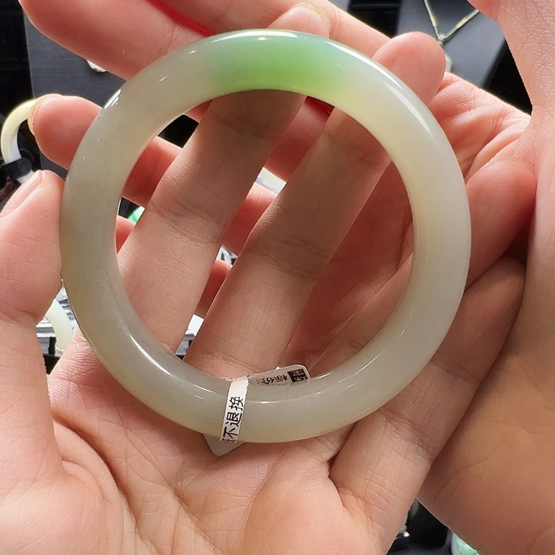 黛***黛和田玉未镶嵌颈饰