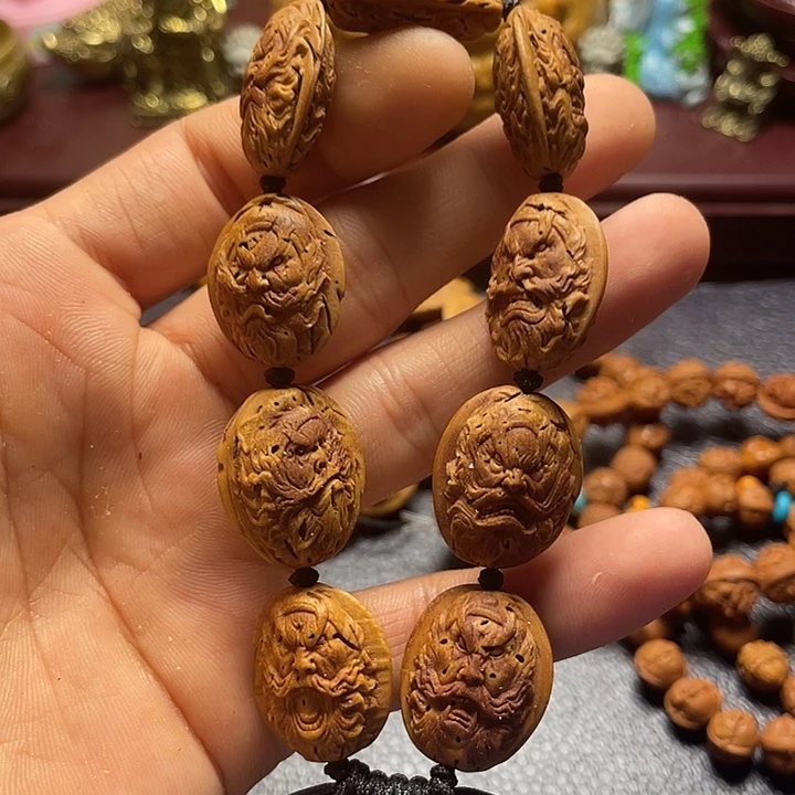 大桃核雕刻瑕疵钟馗头