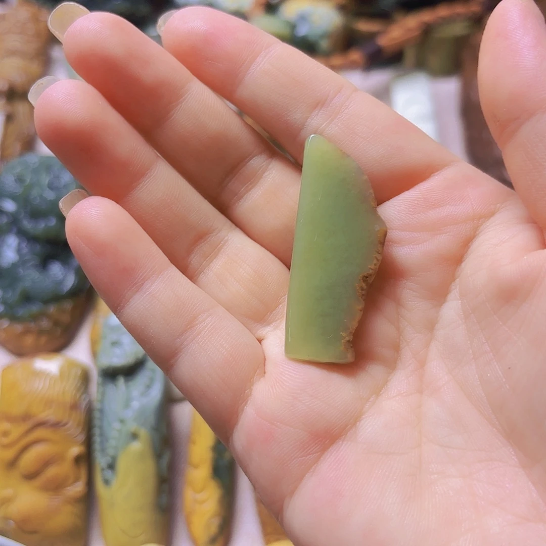 饿***狼未镶嵌岫岩河磨玉（透闪石质玉）挂件