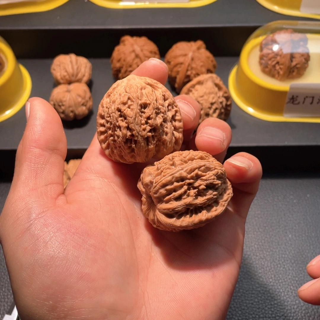 新***视吊坠文玩核桃绣球