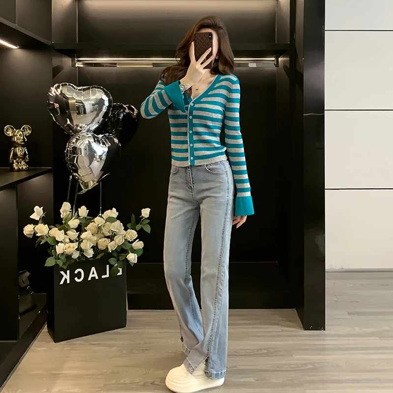 成套搭配女高级感2025春秋v领蓝色条纹针织开衫牛仔喇叭裤两件套