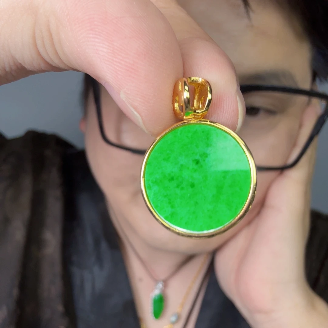 翡翠未镶嵌颈饰一件