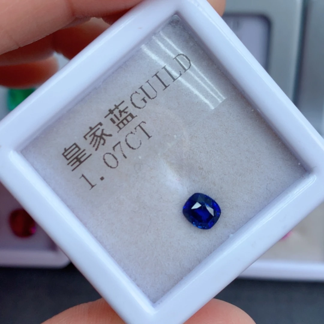 1.07克拉裸石蓝宝石未镶嵌