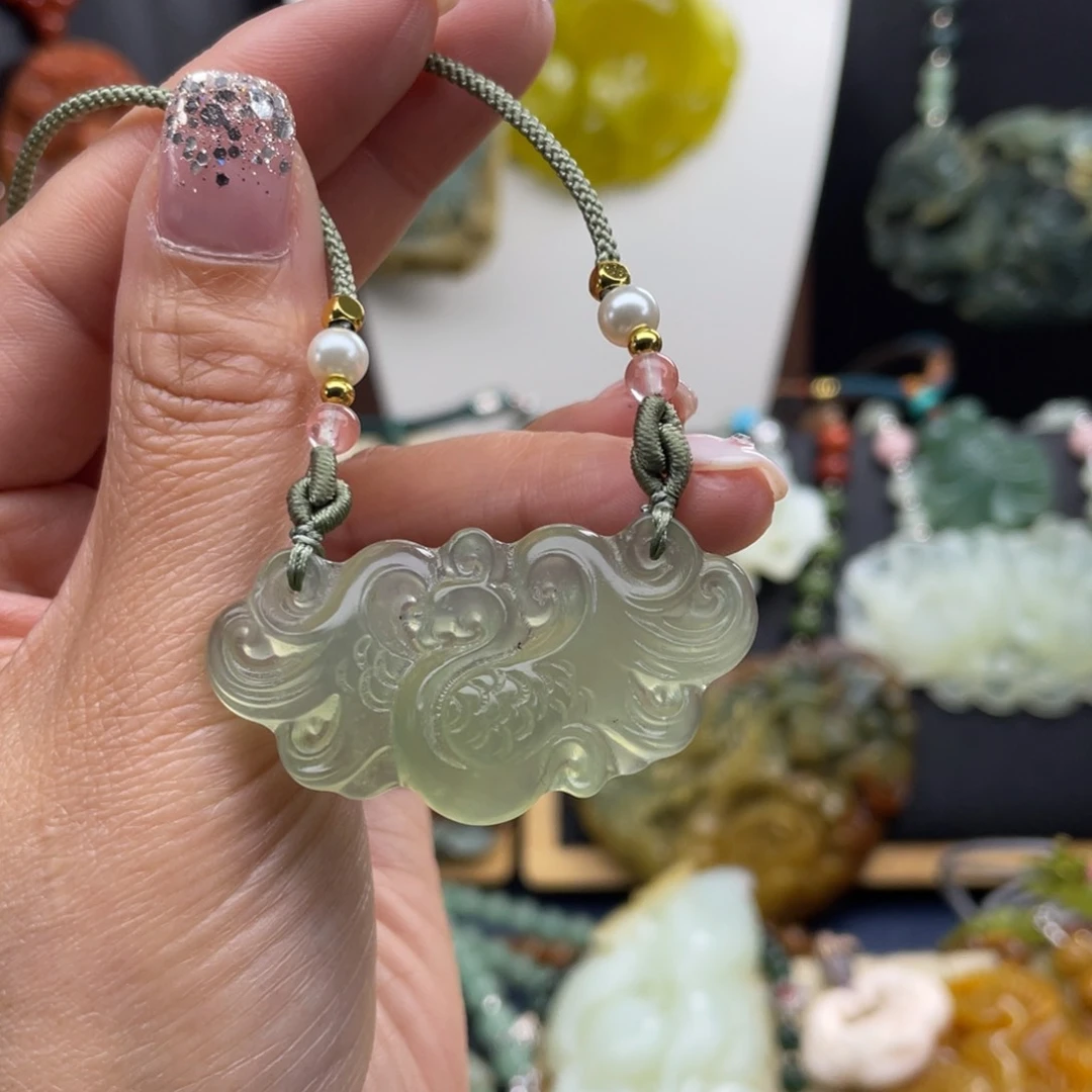 蛇纹石玉未镶嵌颈饰