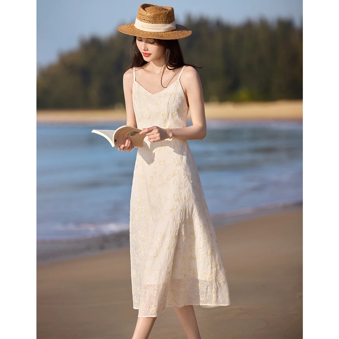 XWI/欣未【高级刺绣优雅吊带连衣裙】2025夏新款度假风连衣裙 7551