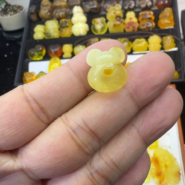 琥珀未镶嵌颈饰熊头